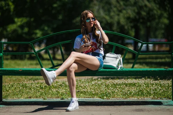 Jovem Menina Bonita Ouvir Música Fones Ouvido Sentado Banco Parque — Fotografia de Stock