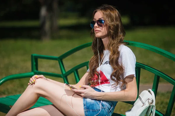 Jovem Menina Bonita Ouvir Música Fones Ouvido Sentado Banco Parque — Fotografia de Stock