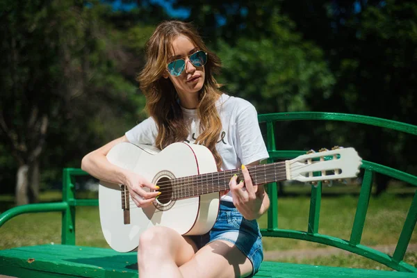 Menina Hipster Bonita Tocando Guitarra Livre Parque Sentado Banco — Fotografia de Stock