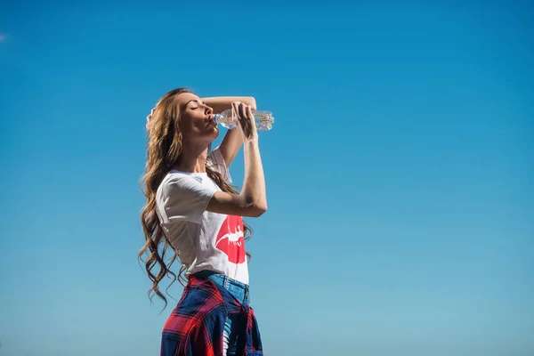 Jovem Menina Bonita Bebendo Água Uma Garrafa Verão Uma Mulher — Fotografia de Stock