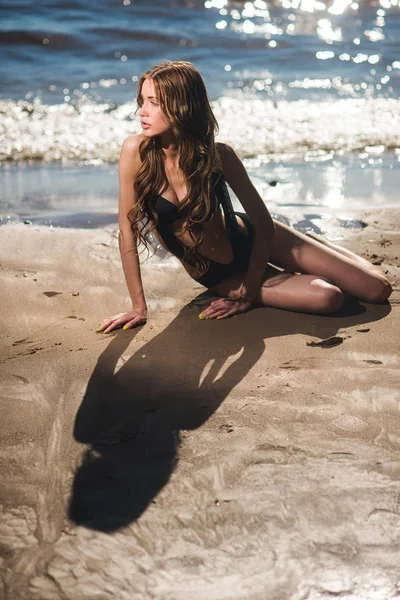 Belle Fille Sexy Maillot Bain Posant Sur Plage Contre Mer — Photo