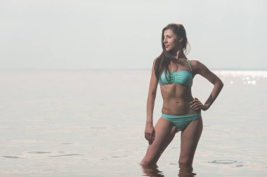 Denize karşı sahilde poz bir mayo ince güzel kız.