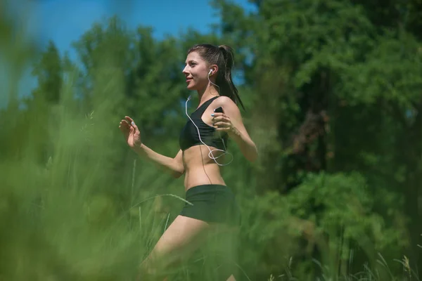 Eine Junge Frau Die Wald Rennt Das Mädchen Treibt Sport — Stockfoto