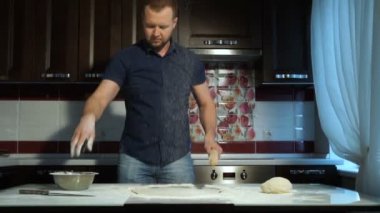 adam un üzerinde pişirme için meyilli sprinkles. Evde pizza pişirme