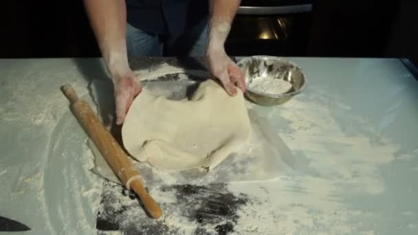Mens bereidt deeg voor het bakken. Pizza thuis koken — Stockvideo