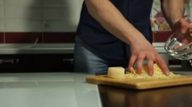 adam dökülen bir tabak peyniri dilimlenmiş