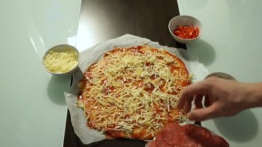 Salam peynir üzerinde ham bir pizzaya koymak aşçı