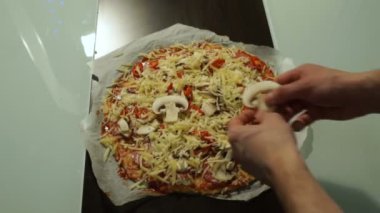 Şef mantar ham pizza yakın çekim koyar. Pizza pişirme