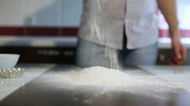 adam un hamur hazırlamak için masaya dökülen.