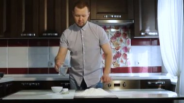 Erkek aşçı pişirme için un içine su akar