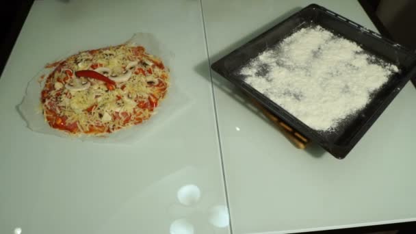 El hombre pone pizza cruda en una bandeja para hornear. Cocinar pizza — Vídeo de stock