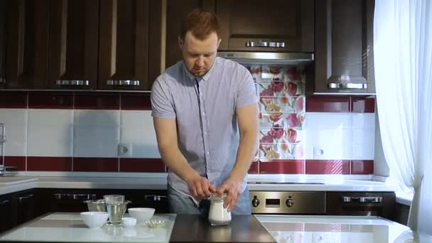 Hombre vierte la harina sobre la mesa para preparar la masa — Vídeos de Stock