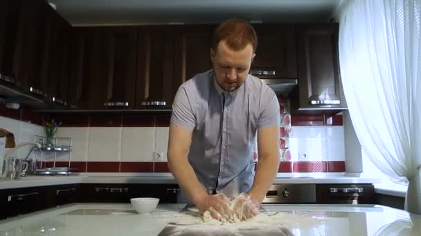 Hombres manos preparan masa de pizza en la mesa en la cocina — Vídeos de Stock