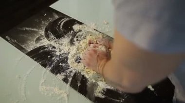 Mens eller pizza hamuru mutfak tablo hazırlamak