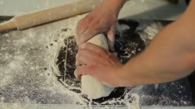 hamur kesme işlemi. Ev yapımı hamur hazırlanması. Şef taze hamur hazırlar