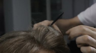 Kuaför saç modeli bir vernik koymak Kuaför salonu kız yapar