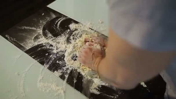 Mens hands prepare pizza dough on the table in the kitchen — Stock Video