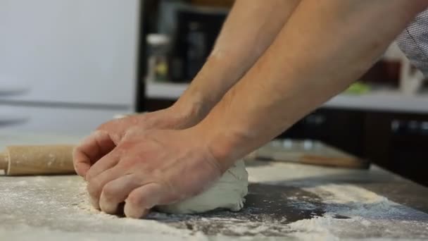 Mens hands prepare pizza dough on the table in the kitchen — Stock Video