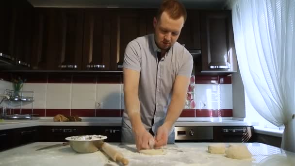 Hombres manos preparan masa de pizza en la mesa en la cocina — Vídeos de Stock