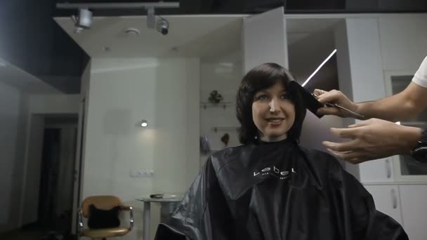 Concetto Cura Dei Capelli Pettini Parrucchiere Lisci Capelli Castani — Video Stock