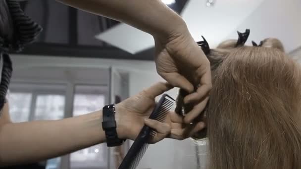 Coiffeur fait coiffure sur la fille dans le salon de coiffure — Video