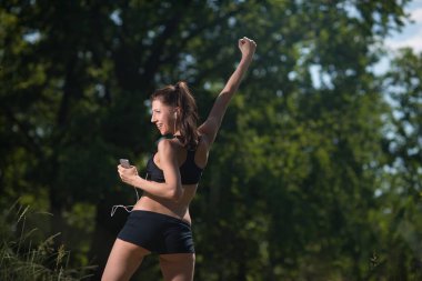 Kız elini sevinç, zafer, kazançlar, başarı ile yukarı atar. Zafer spor yarışmaları