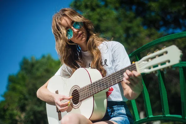 Menina Hipster Bonita Tocando Guitarra Livre Parque Sentado Banco — Fotografia de Stock