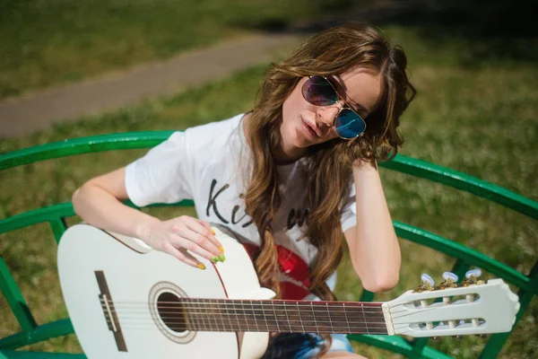 Menina Hipster Bonita Tocando Guitarra Livre Parque Sentado Banco — Fotografia de Stock