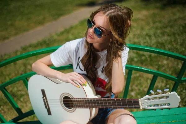 Menina Hipster Bonita Tocando Guitarra Livre Parque Sentado Banco — Fotografia de Stock