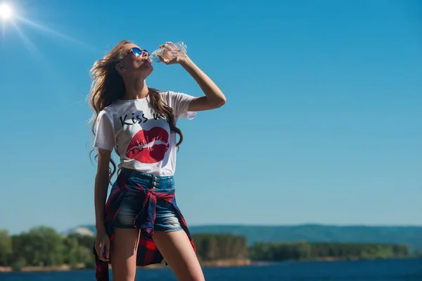 Krásná Mladá Dívka Pitnou Vodu Láhve Létě Žena Uhasí Žízeň — Stock fotografie