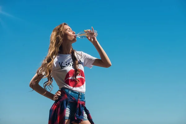 Mooi Meisje Drinkbaar Water Uit Een Fles Zomer Een Vrouw — Stockfoto