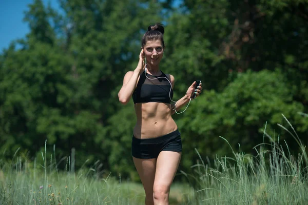 Una Giovane Donna Che Corre Nel Bosco Ragazza Impegnata Sport — Foto Stock