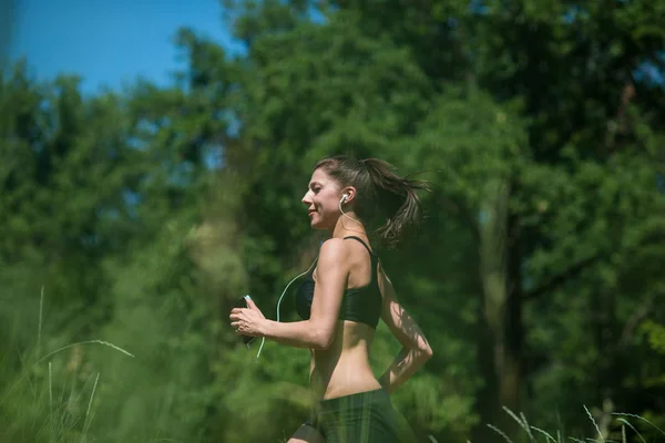 Eine Junge Frau Die Wald Rennt Das Mädchen Treibt Sport — Stockfoto