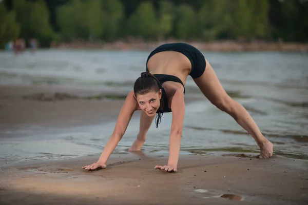 Femme Mignonne Faisant Push Ups Sur Plage Contre Mer Coucher — Photo