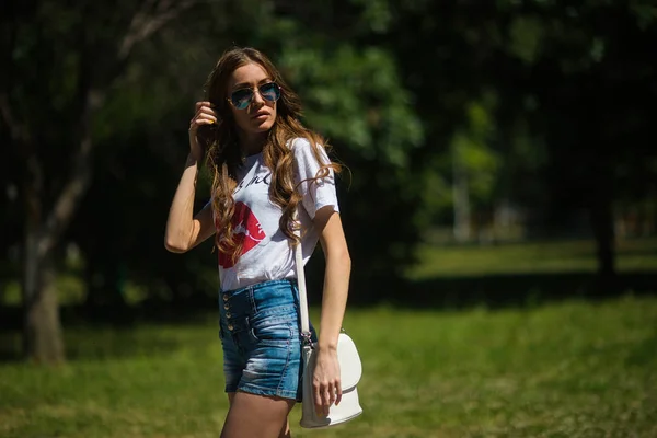 Bela Jovem Hipster Menina Óculos Sol Posando Parque Rapariga Está — Fotografia de Stock