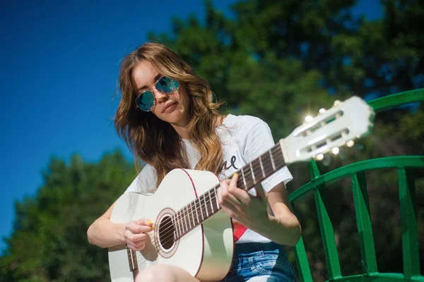 Menina Hipster Bonita Tocando Guitarra Livre Parque Sentado Banco — Fotografia de Stock