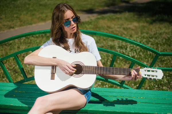 Menina Hipster Bonita Tocando Guitarra Livre Parque Sentado Banco — Fotografia de Stock