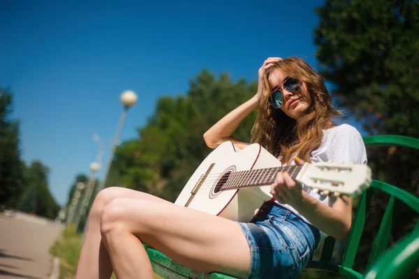Hermosa Chica Hipster Joven Tocando Guitarra Aire Libre Parque Sentado —  Fotos de Stock