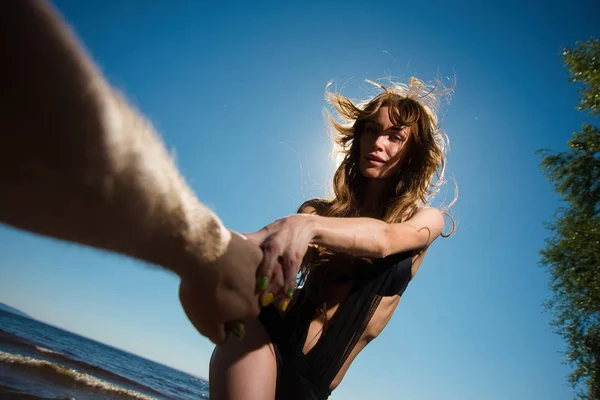 Menina Segura Mão Seu Namorado Puxa Para Nadar Mar — Fotografia de Stock