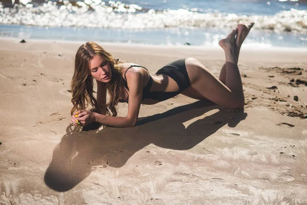 Güzel seksi kız denize karşı sahilde poz mayo