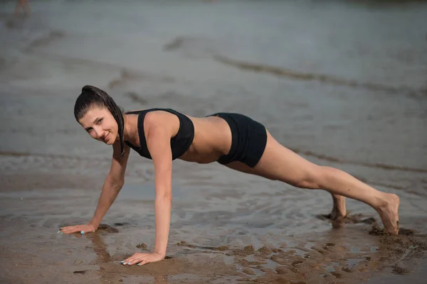 Femme Mignonne Faisant Push Ups Sur Plage Contre Mer Coucher — Photo