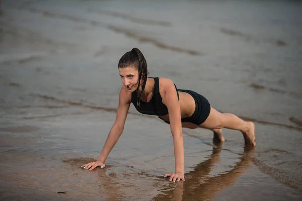 Cute Woman Doing Push Ups Beach Sea Sunset — Stock Photo, Image