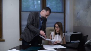 Öfkeli patron işçi kızıyor, bir hata raporunda, düşük performans suçluyor, yetersizlik suçluyor. İş yerinde stres