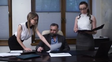 İki seksi sekreterler imzalamak için zor patron belgeleri vermek. Şef işaretleri belgeleri