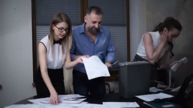 Çalışanların belgeleri yok. Seksi Sekreter patron kağıdın yok yardımcı olur.