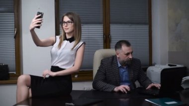 O bilgisayarda çalışsa da sekreter patron, masaüstünde bir selfie yapar