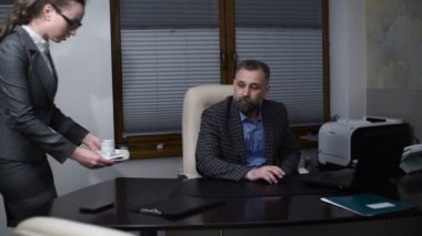 Genç Sekreter patronla kahve getiriyor. Servis personeli. Mola zamanı ve kahve zaman kavramı.
