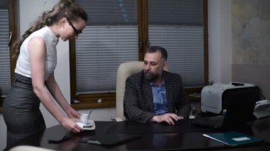 Genç Sekreter patronla kahve getiriyor. Servis personeli. Mola zamanı ve kahve zaman kavramı.