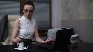 Sekreter kız ofiste işyerinde kahve içme