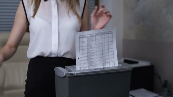Mitarbeiter vernichten Dokumente. Sexy Sekretärin hilft dem Chef, die Zeitung zu vernichten — Stockvideo